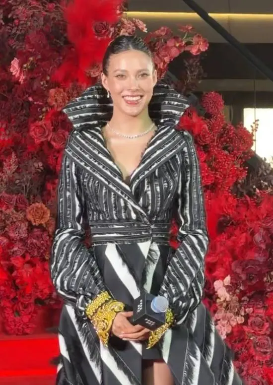 《穿普拉达的女王2》上海首映 谷爱凌盛装亮相红毯，本站独家解读